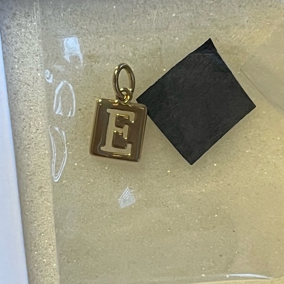 Stella and Dot Gold "E" Charm New in Box - Picture 1 of 3